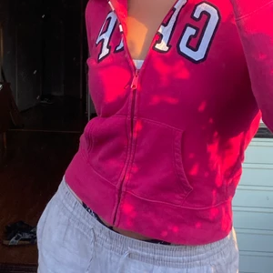 Rosa GAP kofta  - Koftan är slim i modellen och framhäver kroppen på ett väldigt fint sätt. Superbra skick, inga defekter. Hör av dig om du är inteesserad 💓