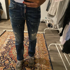 Jeans från dsq2  - Skitcoola jeans från dsq2 köpta för ett år sedan. De har använts ett antal gånger men är i nästan nyskick🤎 buda