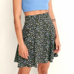 Kjol - Helt ny blommig kjol, är för liten för mig men råkade ta bort lappen. Nypris 249kr!