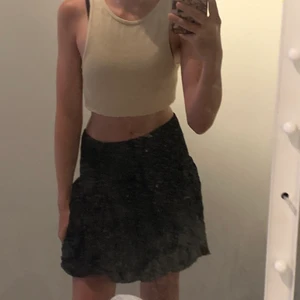 Svart kjol - Svart kjol superfin men använder inte mycket. Superskönt i värmen. Skön o härlig.