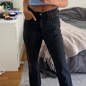 Weekday jeans - Säljer dessa snygga weekday jeans i modellen Rowe. De är höga i midjan och har midjemått på 28 samt längd 30. Bra längd för mig som är runt 170. Väl använda men är i ändå i bra skick. DM vid intresse!💕💕💕 (köpare står för frakt)  