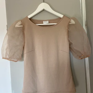 Tröja med ballong armar - Väldigt fin blus, köpt i julas knappt använd. Färgen beige med ballong armar, väldigt bekväm och passar nästan till allt! Obs köparen står för frakten💞 köpt på jeansbolsget