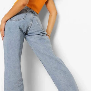 Jeans med slits  - jeans med slits köpta från boohoo, as snygga men har tyvärr blivit för små för mig i midjan och dem är pyttelite långa på mig som är 163. Storlek 36, kan gå ner i pris vid snabb affär💞