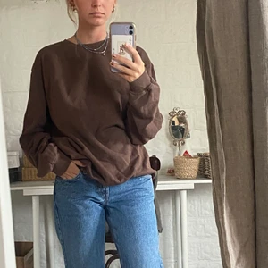 Brun crewneck sweatshirt från H&M - Säljer denna sååååå mysiga tjocktröjan! Den är perfekt oversize och så mjuk och härlig! Inga defekter! 
