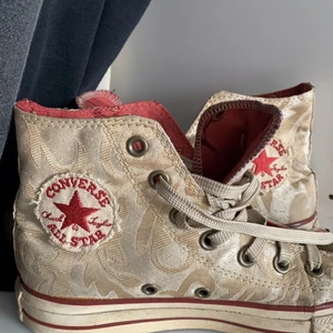 Converse - Väldigt unika och sällsynta converse! Otroligt coola men har dessvärre inte kommit till användning. Står att de är storlek 37 men passar mig som har 38-39. Som sagt sällsynta och går ej att köpa i butik, därav priset☺️bara att skriva vid ytterligare frågor, mått osv! Kolla gärna in mina andra annonser, rensar garderoben så mycket fint ligger ute!😊priset är ex frakt
