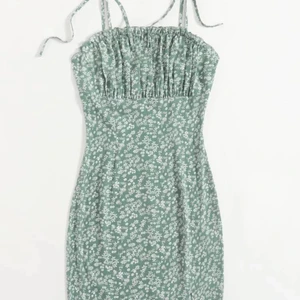 Blommig klänning - Säljer en super fin och somrig klänning💓Den är endast testad så där av i toppskick. Säljer på grund av att den var för liten.