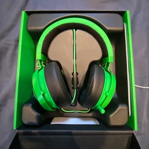 Razer Kraken Pro v2  - Razer Kraken Pro v2 headset. Köpta för 2000kr för länge sen. Behöver plats hemma så vill bli av med dom snabbt. Fler bilder kan skickas😊 