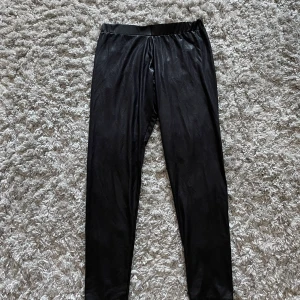 SVARTA BYXOR I LÄDER L / XL STORLEK PIECES 🖤 - BLACK LEATHER PANTS L / XL SIZE PIECES 🖤