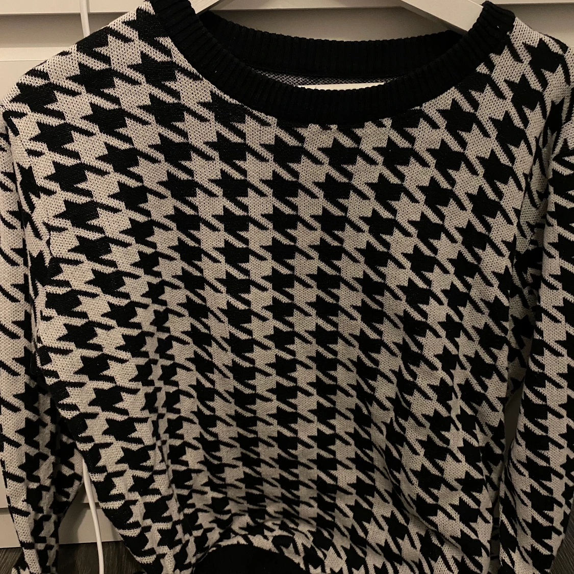 rutig stickad tröja