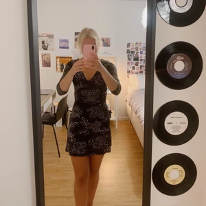 Klänning - Säljer denna fina klänning som min mamma använde när hon var yngre💕 Från tidigt 2000 tal💄