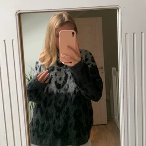 Leopard tröja  - Jättefin tröja från mango. Frakt tillkommer 66 kr.