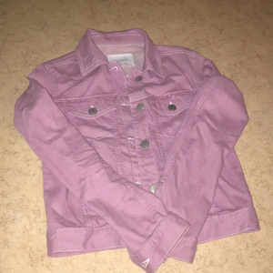 Rosa jeansjacka från 2ND DAY  - Rosa jeansjacka. Knappt använd, i mycket gott skick. Inget innerfoder, ingen dragkedja. Två bröstfickor med knappar, två jackfickor utan dragkedja eller knapp. 