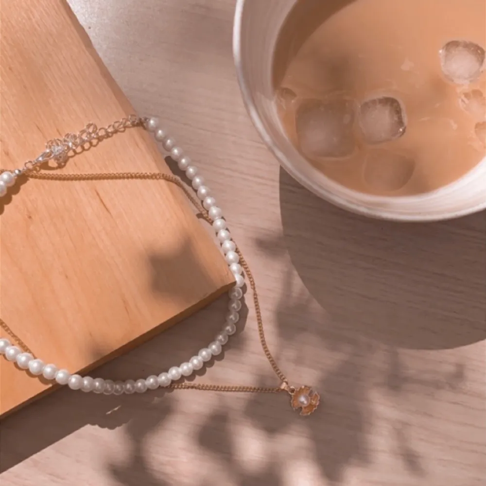 Ett halsband med ett snäckskal och en pärla i🐚🌊 Metallen är i ljus guld✨  Matcha med ett pärlhalsband (49kr)🤩. Accessoarer.