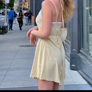 Beige klänning med vit spets detalj  - En super söt beige klänning med vit spets detalj och snörning, från Zara. Använd en gång. Går verkligen att klä upp och ner samt justera i midjan på olika sätt. (Obs lånade bilder av louise Jorge på instagram) Storlek S