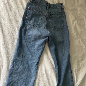 Blå Wide jeans, zara - Säljer dessa snygga jeansen från zara! Är 172 och jeansen är i perfekt längd, dem är också klippbara ifall dem är för långa! Har använt några få gånger och köpte dem för 400kr💞frakten ingår i priset!
