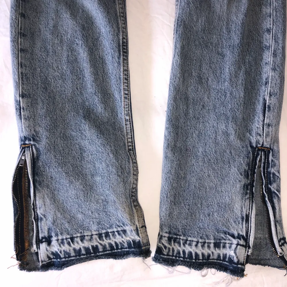 Säljer ett par skit snygga girlfriend jeans med en slits längst ner som går att ta bort med en dragkedja om man vill de!😍 Jätte bra kvalite och skick! Skriv privat för mer frågor! Pris går att diskutera (KÖPAREN STÅR FÖR FRAKT). Jeans & Byxor.