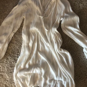 vit klänning  - vit sommarklänning från h&m! köpte klänningen för flera år sedan men har inte kommit till använda! finns nog inte kvar på h&m längre! 