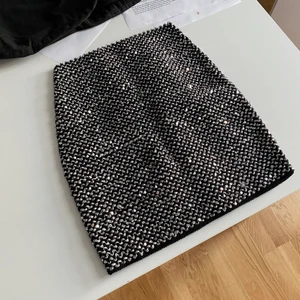 Paljettkjol - En supersnygg minikjol klädd i paljetter! Den är väldigt stretchig så den passar nog både XS och S! Priset är inklusive frakt!