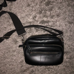 Väska åhlens - Min favorit väska någonsin, får plats med ALLT i denna 🦋🤍 (lite sliten på insidan)