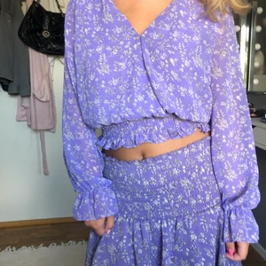 Set - Set från bik bok, toppen är storlek M och kjolen är i stolek S. Hela settet är en s men passar också en M. Jättefin lila färg med blommor på, supersöt till sommaren och man kan bara bärs volangkjolen för sig eller toppen för sig. Drar man upp kjolen lite och drar ner toppen så ser det ut som en klänning.Du kan köpa hela settet för 300kr inklusive frakt eller 1 del för 200kr inklusive frakt 💖💓