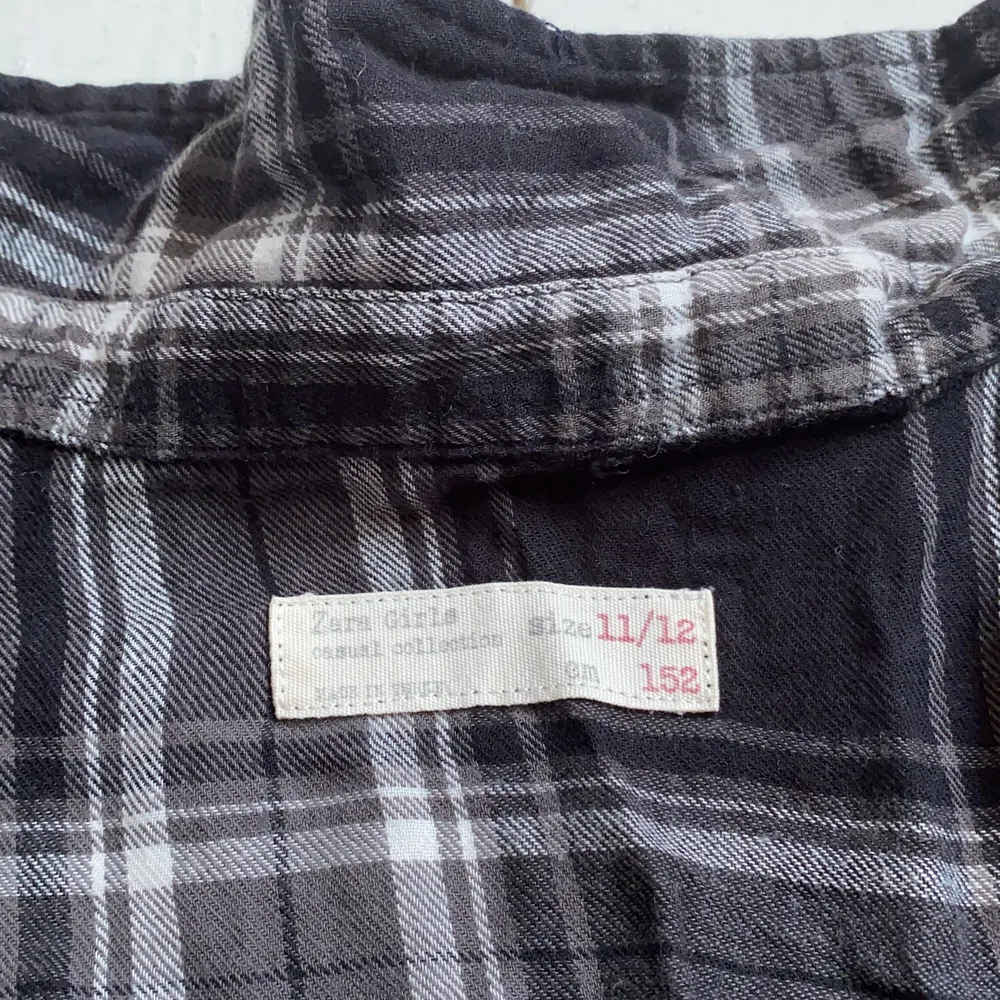 Skiiit häftig skjorta från Zara med coolt tryck. Storlek 152/ 11-12 år, sitter som XXS. Skjortor.