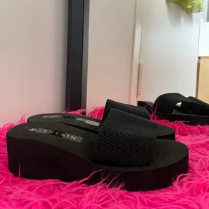 Svarta plattformssandaler - såå jävla snygga. storlek 36. oanvända. 100kr inkl frakt. 