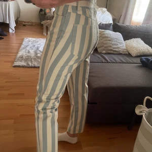 Scotch & soda randiga jeans - Säljer dessa asballa jeans från scotch & soda då de inte kommer till användning. Jag fick dem i födelsedagspresent men kollade upp och nypris för dem var 1299. Använda en gång. Bud privat om de är flera som är intresserade. Köpare står för frakt.