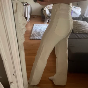 Karve vita manchesterbyxor  - Säljer dessa fina och väldigt sköna vita manchesterbyxor då jag tyvärr slutat använda dem. Använda fåtal gånger och de är i bra skick. Om det är flera intresserade så lägger man privat bud till mig. Köpare står för frakt.