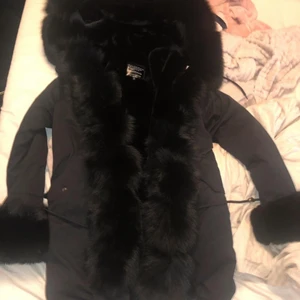 Pälsjacka garroff  - Kan bytas ut mot en canafa goose eller en parajumper Irene oxå. Köpt för 4000 använd en vinter, säljer pga att jag hittat en ny vinterjacka men den är jätte varm snygg o fluffig💓💓 Pris kan diskuteras💗 