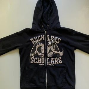 RECKLESS SCHOLARS  - ◼️RECKLESS SCHOLARS◼️ Size: S Cond: 9/10 inga flaws  Bin: 1590kr  Frakt: 66kr, 1-2 dagars leveranstid (spårbart)