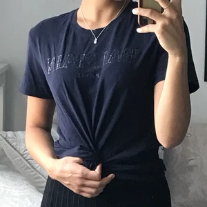 Balmain Paris Tee - En t-shirt från Balmain Paris som inte används. I bra skick.