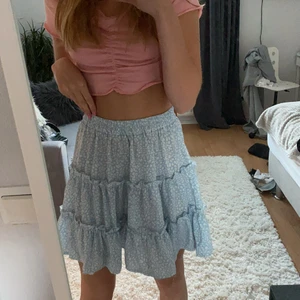 Blommig söt kjol - En jätte söt kjol som jag aldrig har använt för jag har andra liknande som jag gillar mer. Ni betalar frakten! 