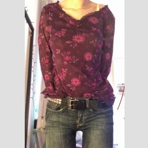 Lila fjärils tröja  - Tröja med utsvängda armar och fint tryck med fjärilar och blommor. Köpt på plick men har dessvärre inte kommit till användning. Obs! Barnstorlek 146/157 vilket är upp till egen tolkning. Kan vara allt mellan xs-m beroende på hur tight man vill att plagget ska sitta. Skriv för fler bilder och frågor :3