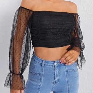 Svart topp storlek M - Säljer min helt nya svarta topp eftersom den inte passar mig. Tog storlek L när jag beställde den men den är mer som en M eftersom den inte är så stretchig. Jag står för frakten:)