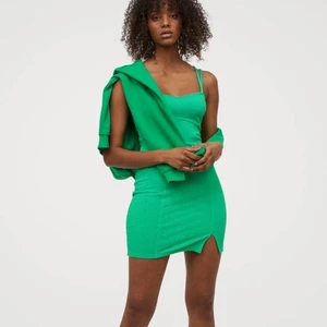 H&M klänning - Säljer min helt oanvända hm klänning som är slutsåld. Det är en M men den passar s-m skulle jag säga, då den är väldigt kort i modellen. 