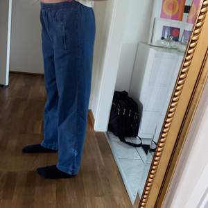 jeans i bra skick, sköna i midjan (stretchiga) detaljer nere vid varje ben (se sista bilden) ❤️ Storlek 20 ( ca S/M) jag är 1.70 cm lång!! köparen står för frakt ❤️
