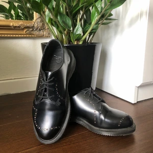 Dr Martens Låga Skor Läder - Skor från Dr Martens i nyskick (använda 2 gånger) med söta ”prick” detaljer. Inköpta från Urban Outfitters. Säljer då jag är vegan och inte längre vill bära läder och andra animaliska material. Kan mötas i Uppsala eller skicka (frakt 62kr + 50kr kostnadstillägg om SafePay önskas). Se min profil för fler fina plagg.