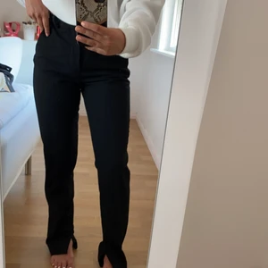 Kostym byxa med slits - Säljer dessa kostymbyxor med slits från ZARA. Jag har sytt upp de när jag fick hem dom och jag är 162⚡️ köpare står för frakt💕
