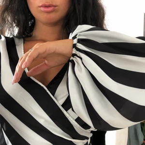 Randig omlottblus  - Jätte koll och fin top ifrån Gina i storlek s. Så snygg till svarta/gråa/vita byxor och den är jätte luftig och skön i materialet. 🤍 priset kan förhandlas vid intresse 🤗