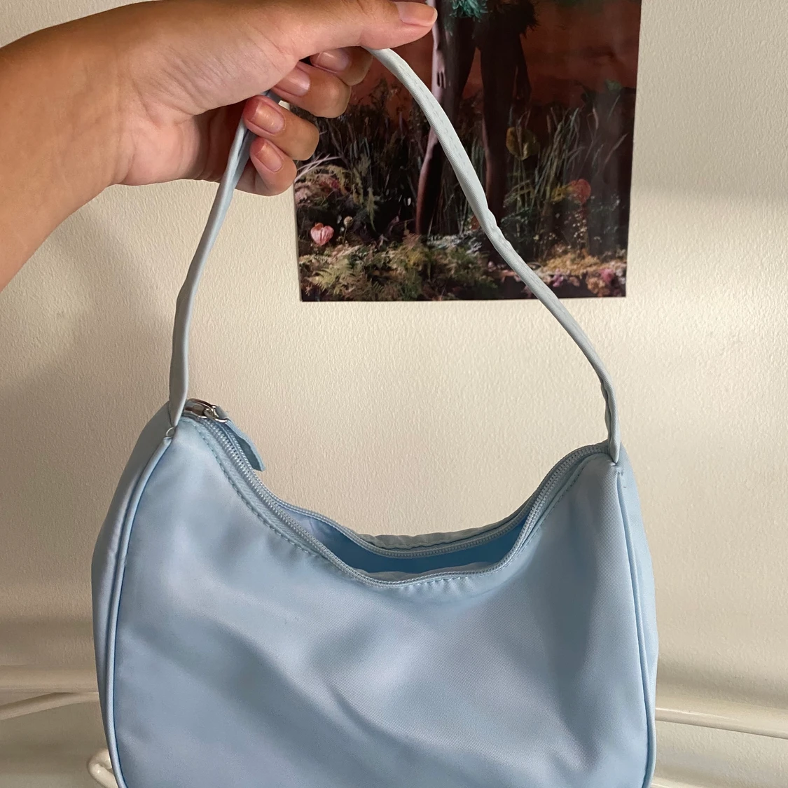 Ljusblå 90s väska från Monki.  - 90