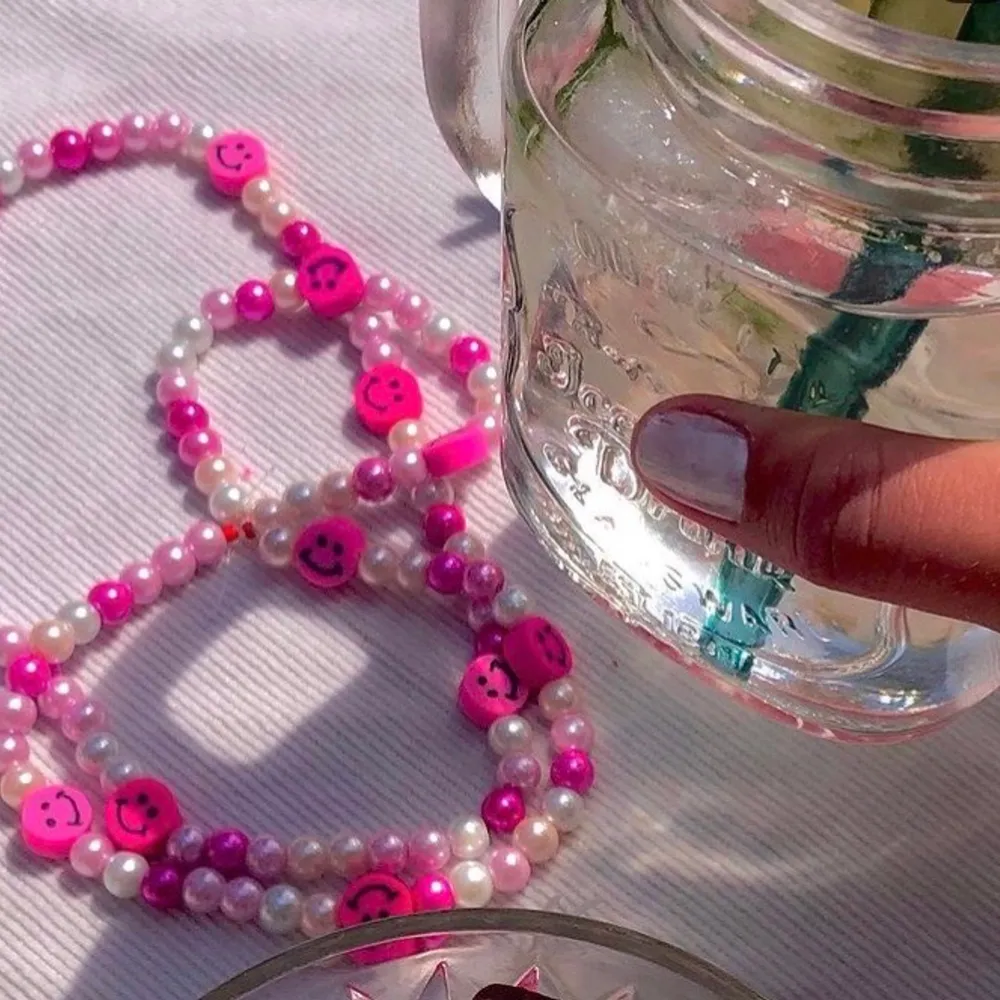 Ett rosa pärlhalsband med smileys,kostar 45kr+13kr frakt💕 bilderna är från min instagram design.by.d_ kolla gärna in🙂. Asusteet.