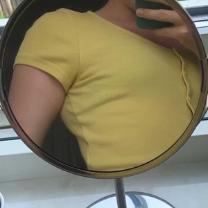 Gul croptop - En gul tröja från Gina, använd ett par gånger men inte mycket.💕🦋