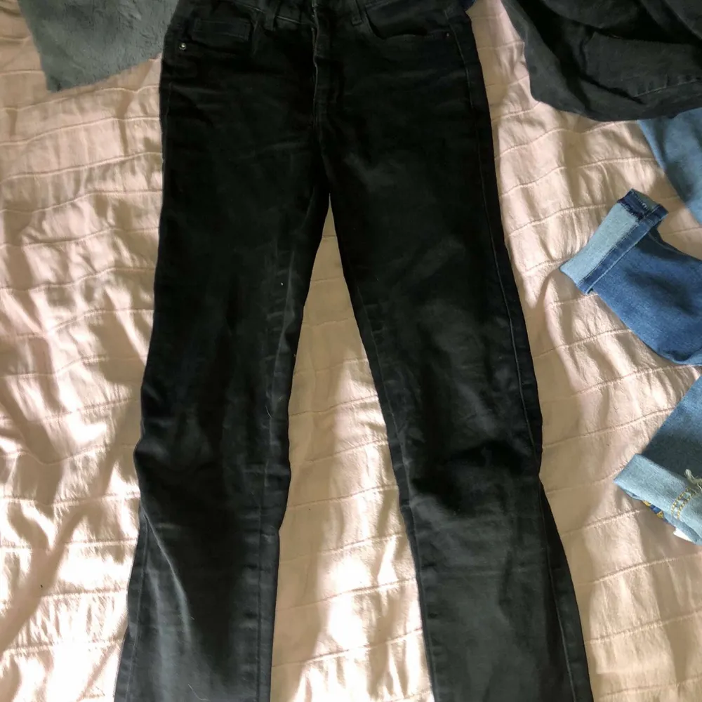 vanliga svarta jeans i stl s lite stora för mig i benen, annars i  bra skick . Jeans & Byxor.