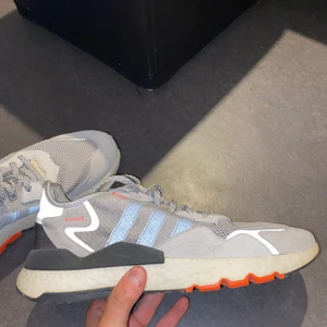 Adidas nite jogger - Adidas nite jogger, köpta för ungefär 2 år sedan och har knappt använts, Väldigt bra skick 9/10 och storlek 44 2/3. Nypris ligger på ~1400kr jag tänkte mig 599kr. Inga frågor är dumma vare sig om pris eller styling. vid intresse skriv så löser vi en schysst deal😁 