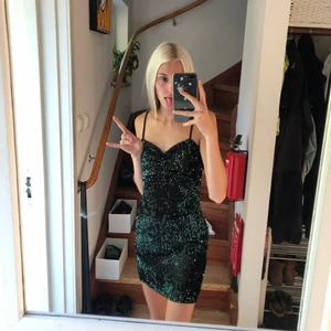 klänning - jättefin glitterklänning som är lite mörkgrön i färgen, superskönt och paljetterna sticks inte alls! passar både xs och s. 