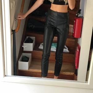 svarta läderbyxor  - storlek xs, supersnygga och sköna läderbyxor i svart, aldrig använda. jag är 172cm och tycker personligen de är för korta för mig. säljer även i mörkgrönt!