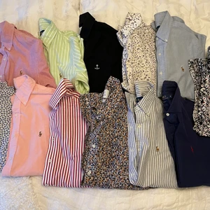Ralph Lauren, John Henric, Blue uniform - Rensar lite inför vintern och har hittat kläder som knappt använts som jag garanterat vet att någon annan har mer användning av.🙂  Säljer allt i paket eller separat.  Paketpris 12 skjortor & 2 tjockare tröjor: 2500 kr  Ralph Lauren: 6 st (S) - 390 kr/st (Nypris ca 1190 kr)  John Henric: 1 st (S) - 190 kr/st (Nypris ca 990 kr)  The Blue Uniform: 1 st (S) - 300 kr/st (Nypris ca 1000 kr)  Övriga: 4 st (Bläck, Clean Cut, Bondelid) - 100 kr/st (Nypris ca 600 kr) Finns enskilda bilder på alla plagg.