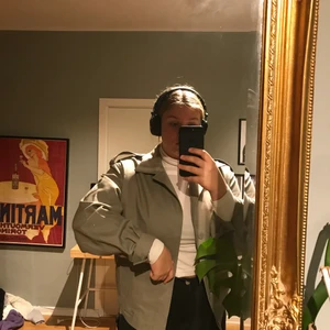 Jacka - Supercool jacka köpt secondhand, känns som att den är i nyskick! OBS, färgen ger mest rättvisa på sista bilden