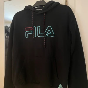 Fila hoodie  - Oversized hoodie från fila köpt på junkyard. Strl S/M