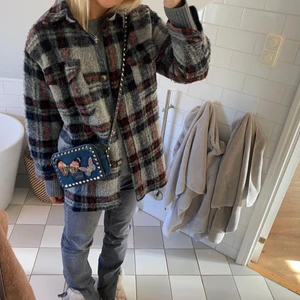 Rutig jacka - Så snygg rutig jacka från zara kids! Sitter perfekt på mig som är S/M! Perfekt till hösten och vintern 😍😍